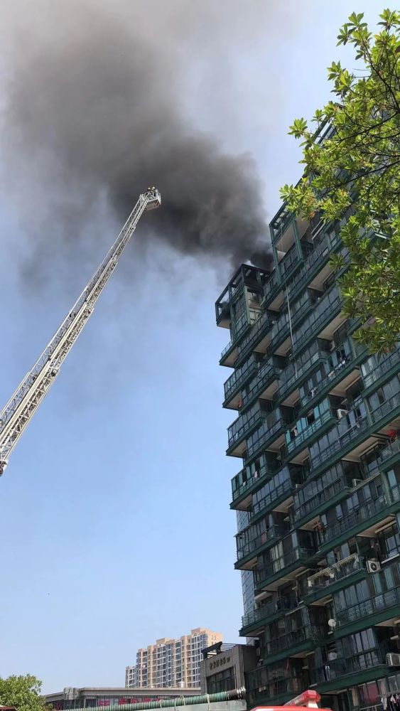 深圳高层住宅起火浓烟滚滚