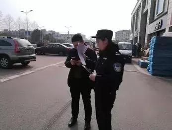 民警被查前车托在门口排队送钱