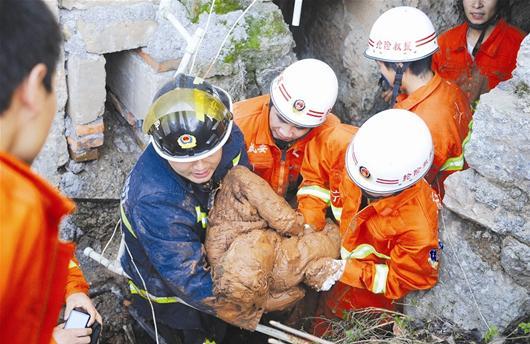 西藏一位90多岁奶奶被成功救出