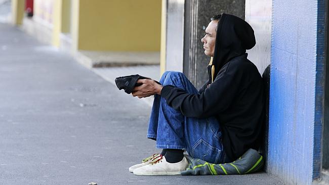 女子收留流浪汉 男子弟弟跪地感谢