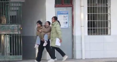 14岁女孩连续8年背闺蜜上学