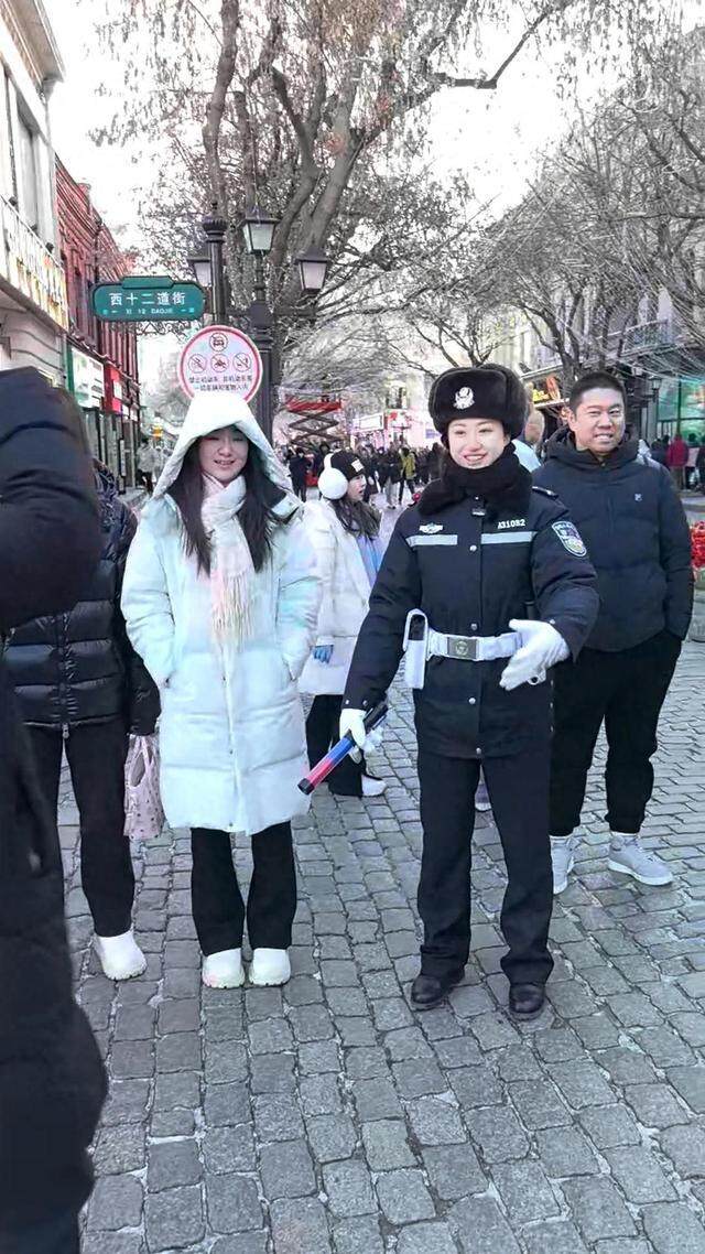 哈尔滨高颜值女警神似景甜走红