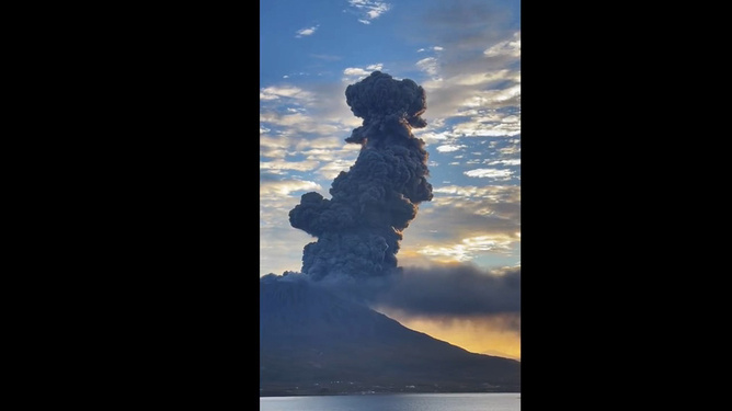 日本火山喷发灰柱高达3400米