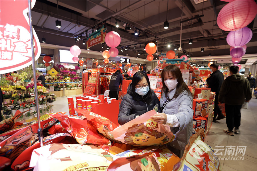 新年将至 消费市场供应足人气旺