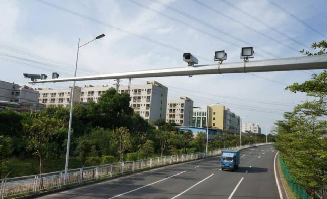 警方回应山西垣曲一道路摄像头密集