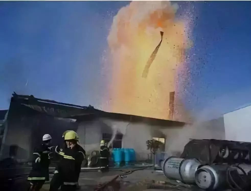 地震瞬间这个回头太帅了