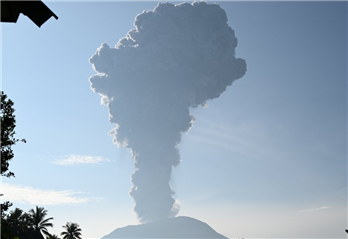 印尼伊布火山发生喷发 灰柱达3000米