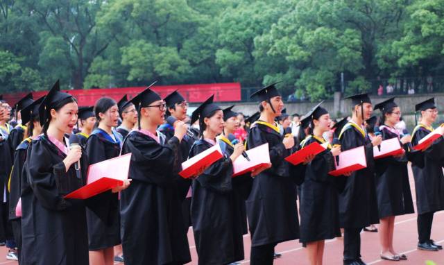 老师病逝 200多毕业生赶来送别