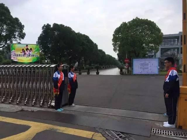 学生爬上百级台阶进校门 当地回应