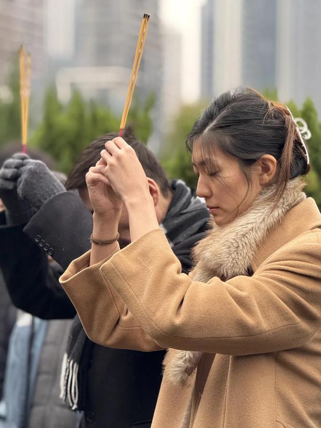 张子健携女儿悼念前妻