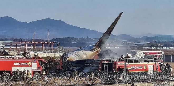 韩客机碰撞爆炸事故已致120人死亡