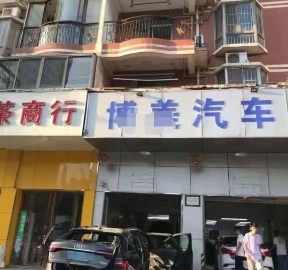 小区外墙掉落 商铺店员被砸中